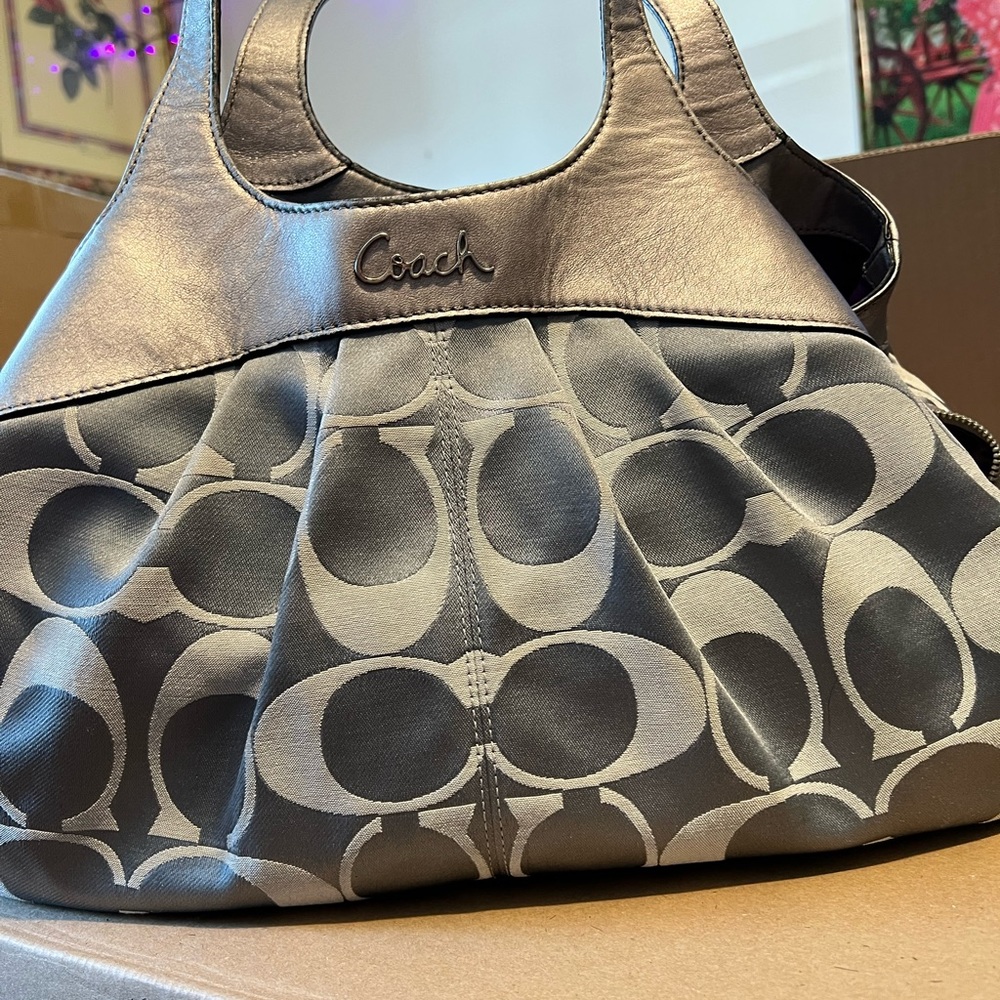 30. Nice tote π itβs no in use anymore. Super cute for any event. You will love - Picture 2 of 8